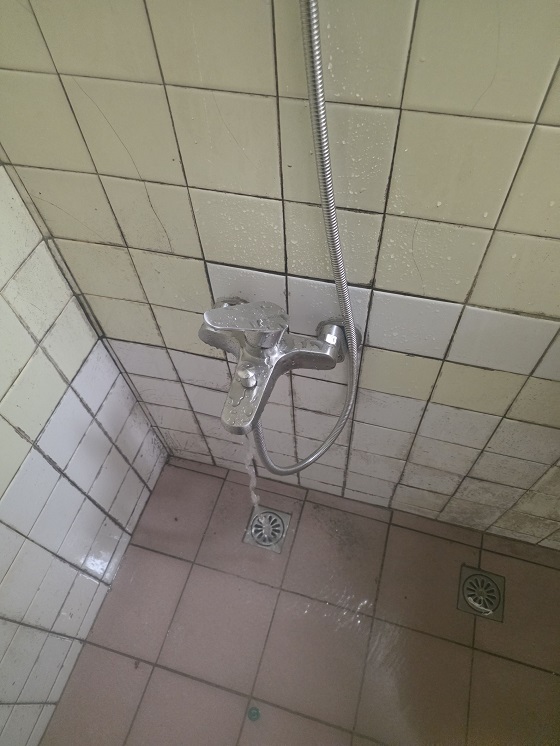 �������q����
